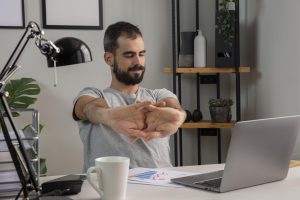 Ćwiczenia rozciągające – fundamentalny element zdrowej pracy na home office