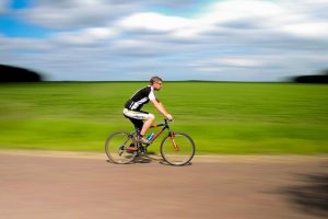 Odzież rowerowa dla kolarzy i nie tylko – jak skompletować strój na rower?
